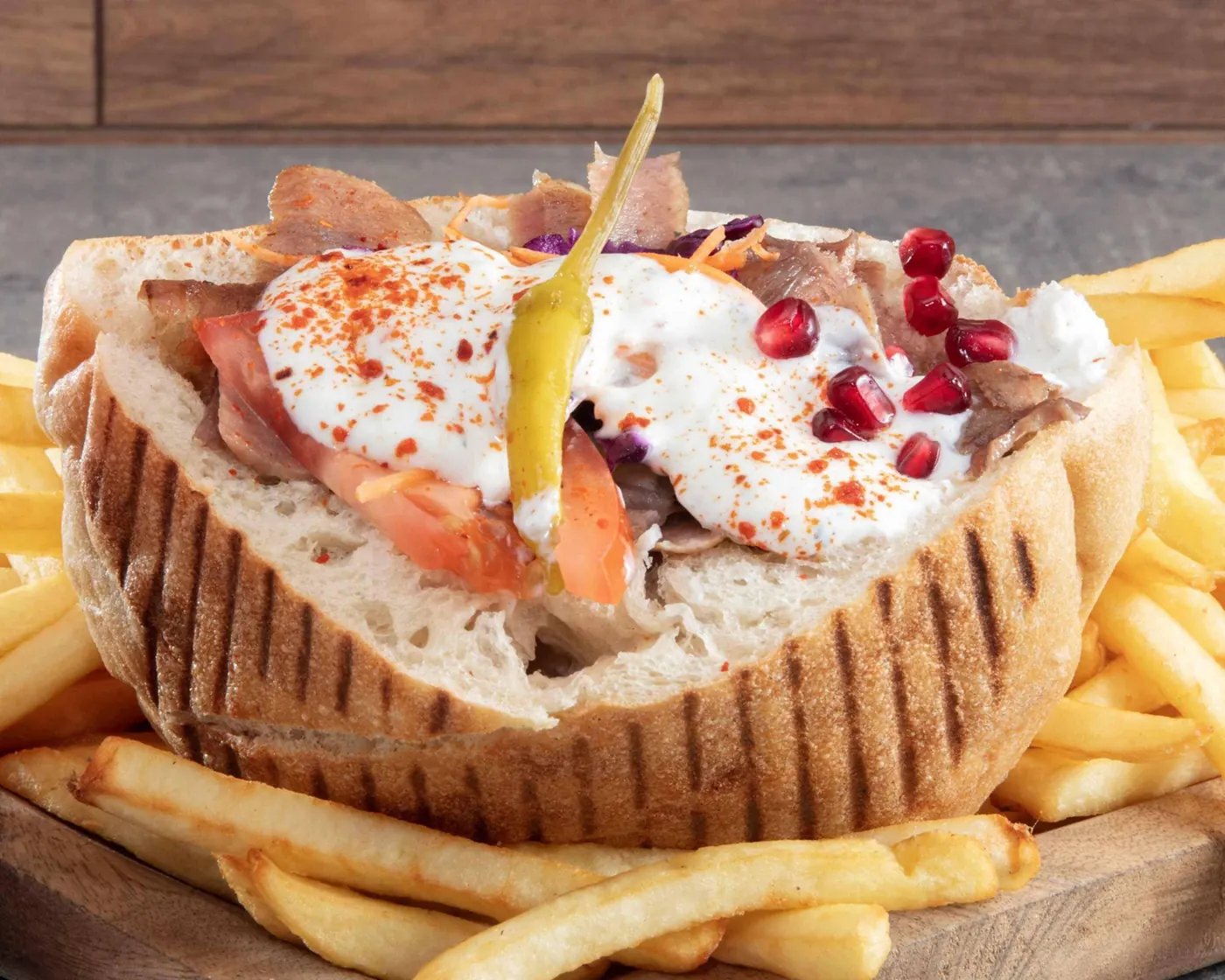Sandwich kebab garni, sauce blanche et frites