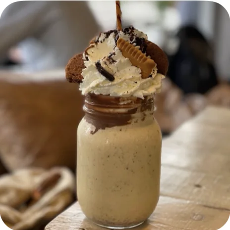 Milkshake en bocal, chantilly et biscuit